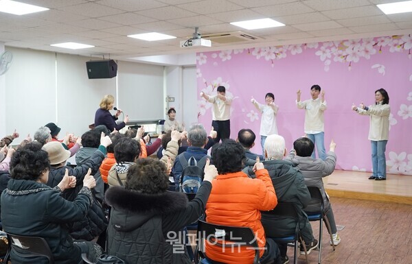 지난 11일 JTI코리아 본사 임직원들이 서울 마포어르신돌봄통합센터에서 어르신들을 대상으로 문화 프로그램을 운영 지원했다. ⓒJTI코리아