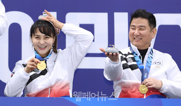 2024 세계휠체어믹스더블컬링선수권대회 시상식에서 조민경 선수(왼쪽)와 정태영 선수가 기뻐하고 있다. ⓒ대한장애인체육회