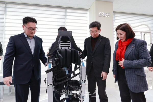 이상일 용인특례시장(오른쪽에서 두번쨰)이 22일 기흥장애인복지관 스마트 재활센터에서 장비를 둘러보고 있다. ⓒ용인특례시