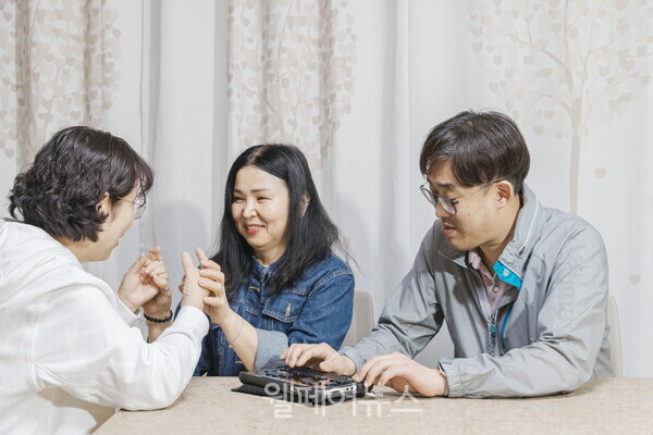 헬렌켈러홈 프로그램인 의사소통 교육을 시연하고 있다. ⓒ밀알복지재단