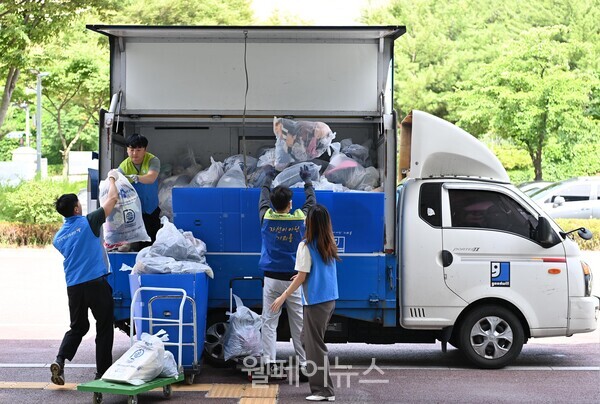 공단 디딤도리 봉사단원들이 재활용품을 굿윌스토어 차량으로 운반하고 있다. ⓒ한국장애인고용공단