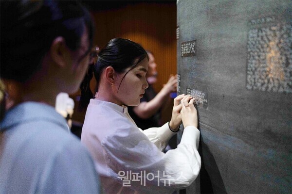 ‘어둠 속에, 풍경’꿈주석 신나라 예술가. ⓒ모두예술극장
