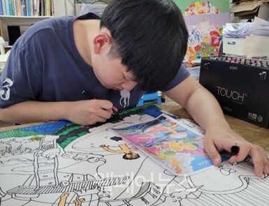 KS한국고용정보에 취업한 유동혁 작가. ⓒ밀알복지재단