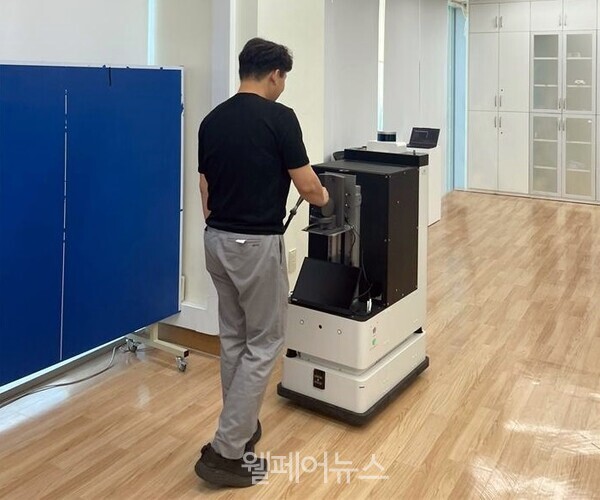 광주세광학교 교사가 전시 안내 로봇을 통해 관람 경로를 이동하고 있다. ⓒ광주과학기술원
