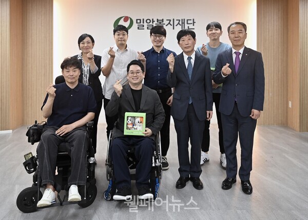 스토리텔링 공모전 시상식에 참석한 수상자들이 기념촬영을 하고 있다. ⓒ한국장애인고용공단