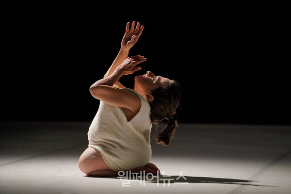 젠틀 유니콘 퍼포먼스를 선보이고 있는 키아라 베르사니. ⓒ모두예술극장