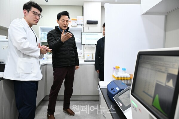 '서울형 긴급치료센터(UCC)'를 방문해 진료 현황과 시설을 확인하고 있는 오세훈 서울시장. ⓒ서울시