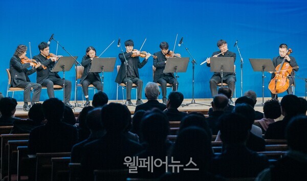 대구 굿윌스토어 1주년 기념 '감사나눔의 밤 굿윌콘서트'에서 브릿지온 앙상블이 연주를 선보이고 있다. ⓒ밀알복지재단