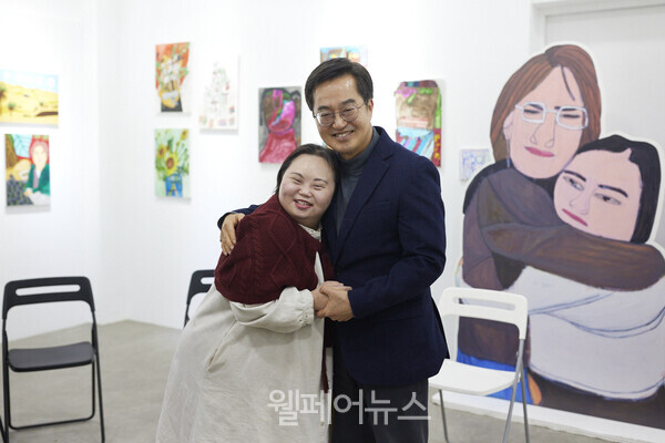 김동연 경기도지사가 양평군에 있는 어메이징 아웃사이더 아트센터 현장 방문, 장애인예술노동자와의 소통과 격려의 시간을 가졌다. 그림을 선물한 정은혜 작가와 기념사진을 촬영하고 있는 김동연 경기도지사. ⓒ경기도