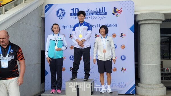 육상 이미옥 선수(오른쪽)가 시상대에 오른 모습. ⓒ한국농아인스포츠연맹