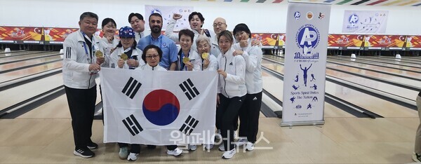 볼링 여자단체전 금메달 획득 후 기념 사진. ⓒ한국농아인스포츠연맹