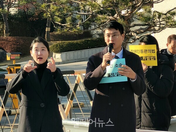 사단법인 두루 한상원 변호사(오른쪽)가 판결의 의미를 설명하고 있다.