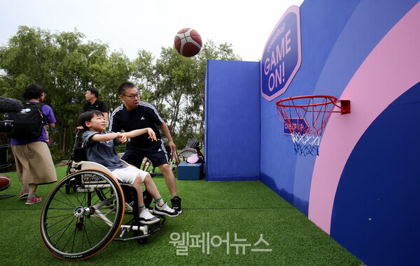 지난해 6월 반포한강공원 세빛섬에서 진행한 장애인스포츠 체험행사(파리 패럴림픽 페스티벌)에서 어린이가 휠체어 농구 종목을 체험하고 있다. ⓒ대한장애인체육회