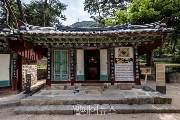 진관사 내부에 위치한 ‘칠성각’ 모습. 진관사는 산새소리를 들으며 숲길을 걷고, 범종의 울림 속에 머무르며 감각을 되살릴 수 있는 여행지다. ⓒ서울관광재단