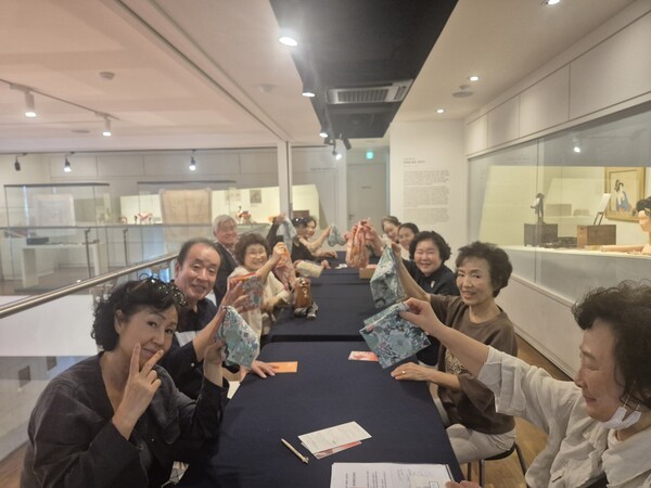 '마이컬러데이트' 프로그램에 참여한 어르신들 ⓒ압구정노인복지관