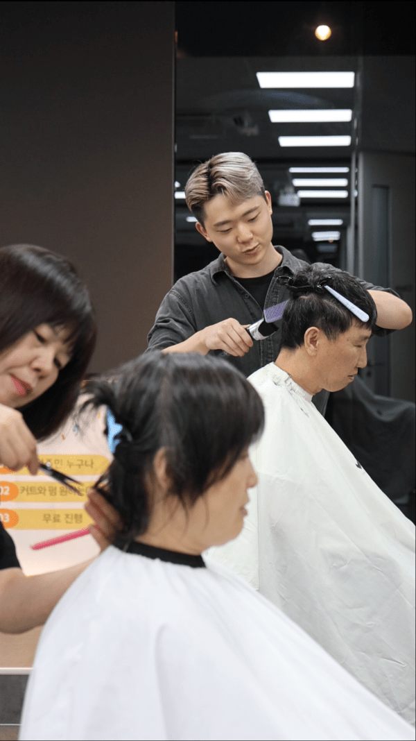 능인종합사회복지관 미용봉사/사진제공=능인종합사회복지관