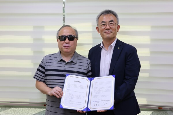 서대문장애인종합복지관(관장 송용성) 왼쪽과 한국장애인소비자연합(회장 이규일) 오른쪽과 업무협약(MOU)을 체결./서대문장애인종합복지관