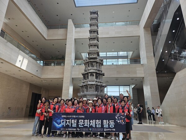 어르신 20명과 생활지원사 10명(디지털 버디). 사진제공/구립신내노인종합복지관