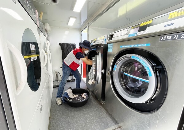 극심한 가뭄으로 어려움을 겪고 있는 강릉시를 위해 희망브리지 전국재해구호협회(회장 임채청)가 강릉시 복지시설과 요양원  등에 세탁구호활동에 전격나섰다. 사진제공/ 희망브리지 전국재해구호협회