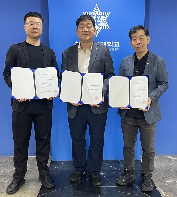 죄측부터 신임 위촉장을 받은 (사)지속가능과학회 비립 사무총장(숙명여대 특임교수), 문형남 회장(숙명여대 특임교수), 최봉혁 상임부회장(더이에스지뉴스 대표)
