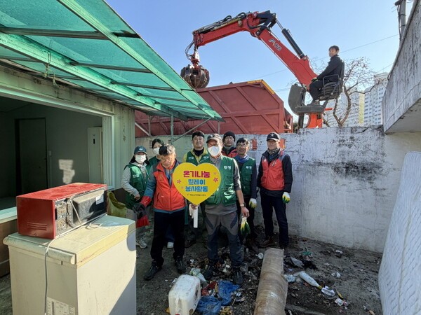 주거환경개선에 참여한 전국민주연합노동조합 화순지부 조합원(환경미화원)모습ⓒ화순군